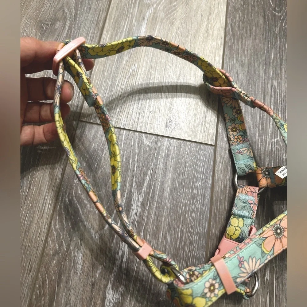 🐶 Small to medium dog pretty flowers printed leashes and harness new condition.